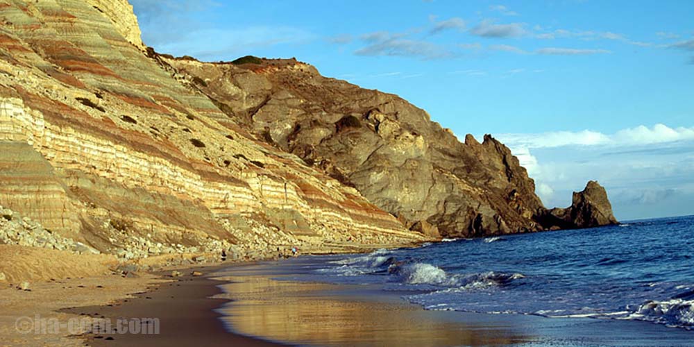 Schwarzer Felsen am Strand