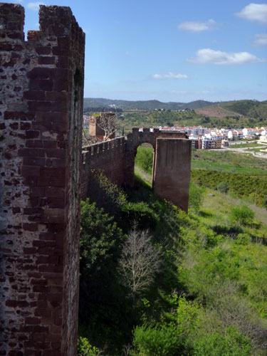 Wahrzeichen der Stadt Silves und eines der bedeutendsten Bauwerke der gesamten Algarve ist die Burg (castelo)