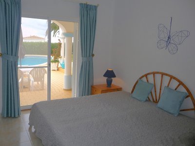 Schlafzimmer unten mit Terrasse