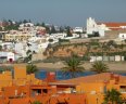 Blick über die Hafeneinfahrt auf Ferragudo