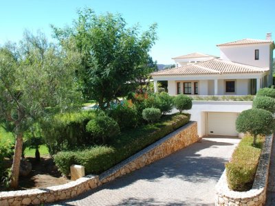 Villa_Fuji_182_Driveway_to_garage