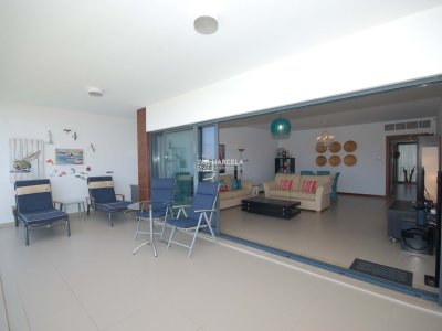 Balkon und Wohnzimmer