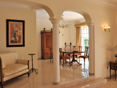 Blick vom Wohnzimmer ins Esszimmer