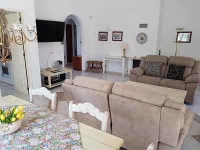 31912_23509598943351