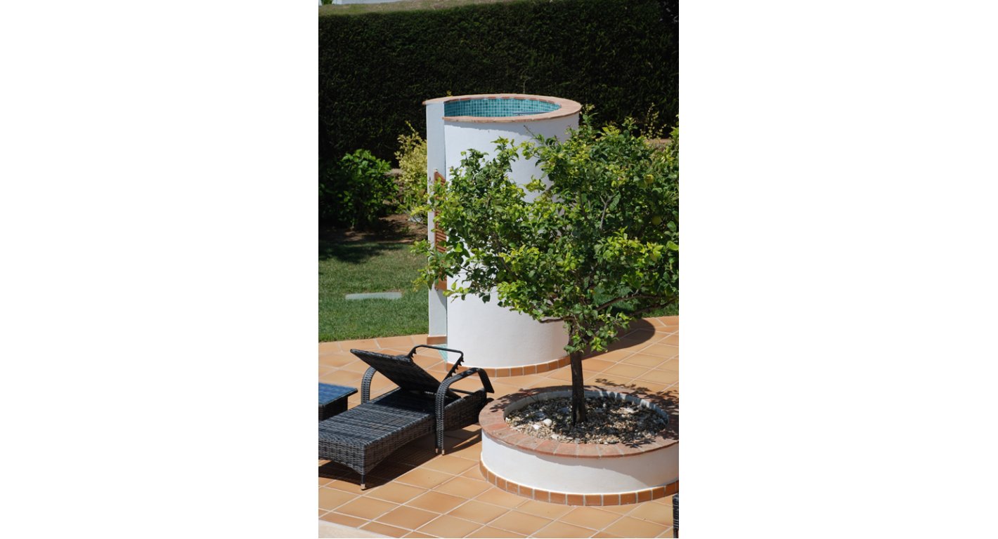 villa-essaouiera-77-Poolside-shower-lemon-tree