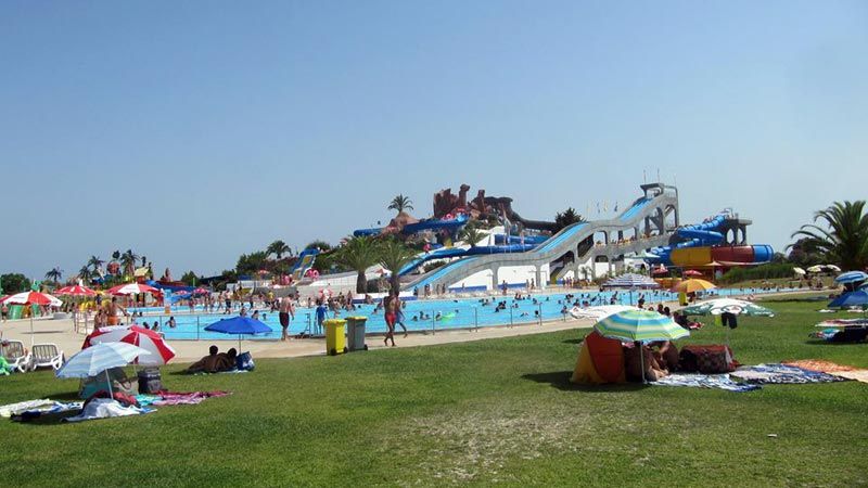 Wasserrutschen in einem Schwimmbad